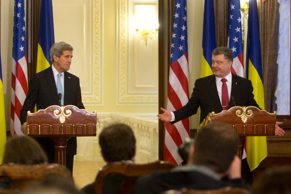 Den blodiga konflikten i Ukraina eskalerar och världsledare driver nu en diplomatisk offensiv. Förslag om vapen till ukrainska styrkor blir allt mer högljudda, men Kreml varnar för att diplomatiska relationer skulle åsamkas \"kolossal skada\". Medan gran
