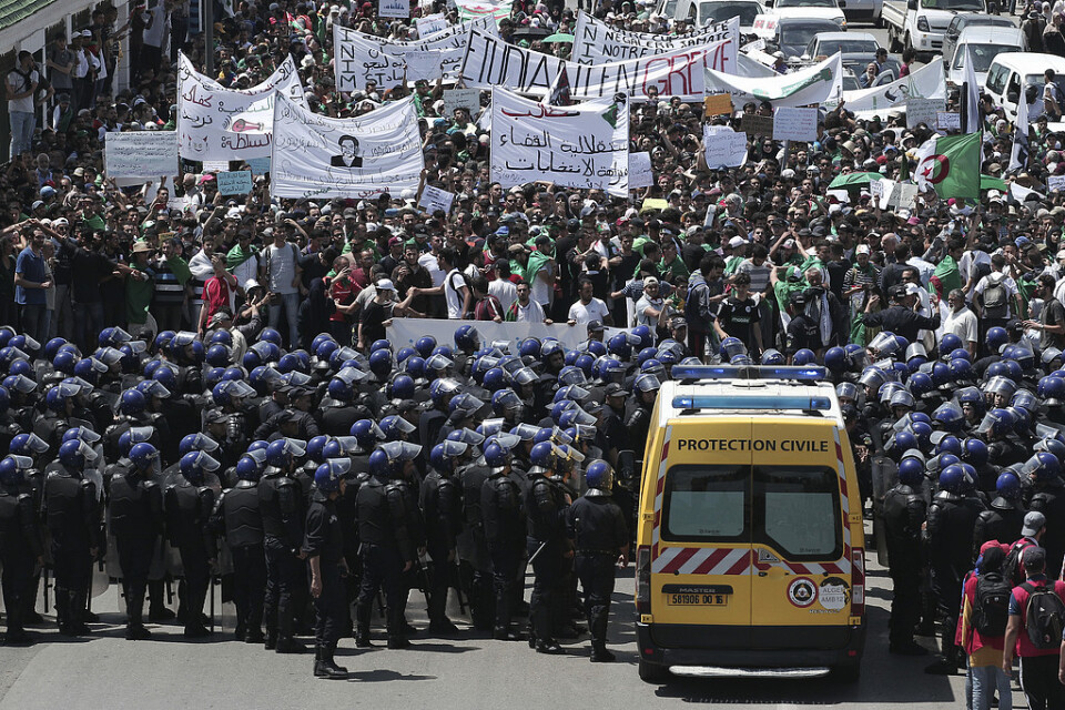 Studenter i protest i huvudstaden Alger stöter på patrull. Bilden är tagen den 28 maj.
