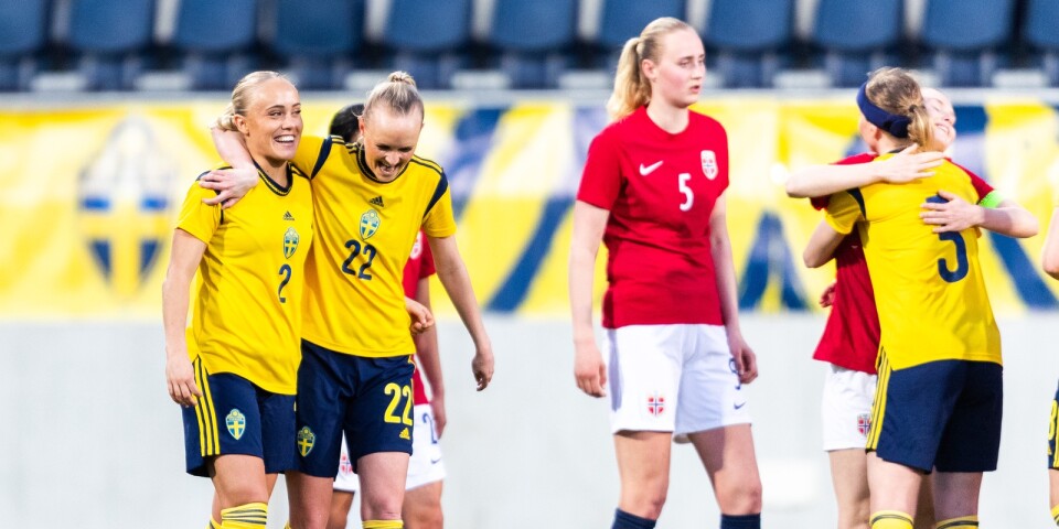 Alva Selerud and Emma Pennsäter efter Växjö DFF-backens mål, hennes första i landslaget.