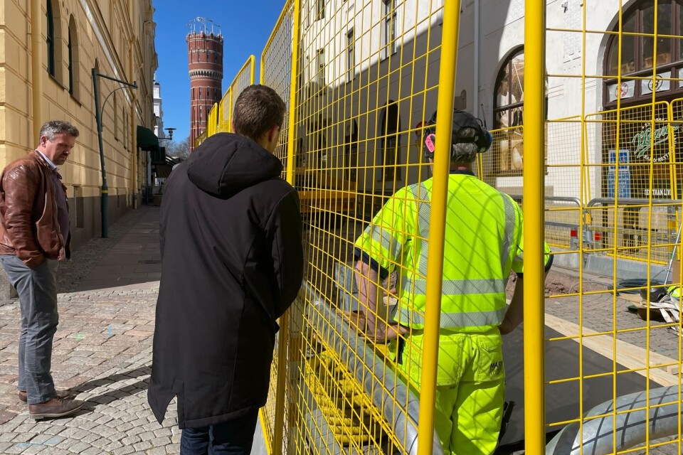 Robert Dahlström och Anton Johansson, Kalmar kommun vid Västra Vallgatan, den första av sex platser som ska få höj- och sänkbara fordonshinder. Foto: Kalmar Kommun