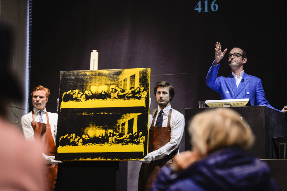 Bukowskis sålde i fjol 11 av de 15 dyraste föremålen i Sverige. På bilden pågår auktionen inför försäljningen av Andy Warhols målning "The Last Supper", som gick för 61 miljoner kronor 2014. Arkivbild