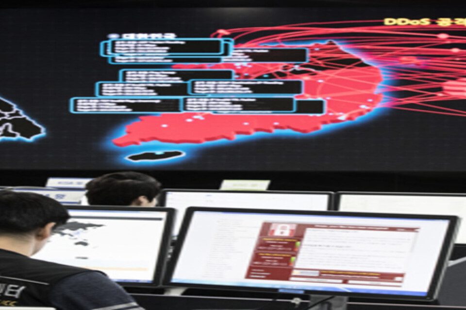 Anställda vid ett sydkoreanskt it-säkerhetsorgan analyserar en cyberattack som misstänks komma från Nordkorea. Arkivbild.