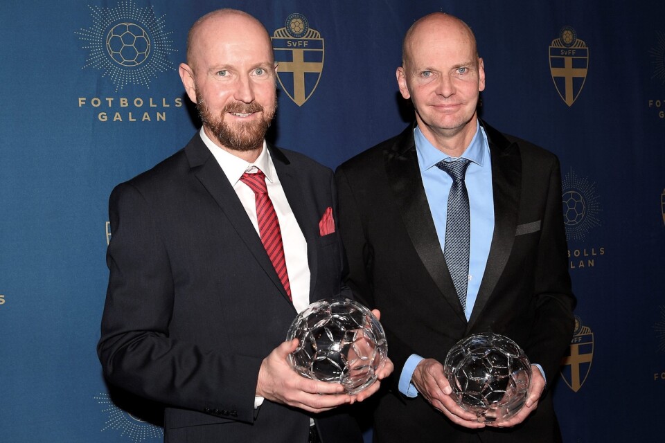Stefan Ekstrand och Thomas Mårtensson med prisen som talar om att de utnämnts till 2019 års bästa tränare i damallsvenskan. FOTO: TT