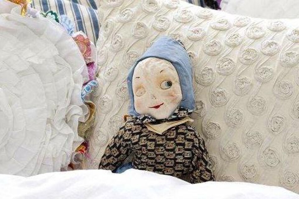 Farmor hade mycket roligt med sin docka som liten. Det är länge sedan, men dockan skänker fortfarande glädje. Sätt den på sängen.