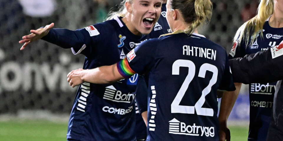 Linköpings Stina Lennartsson och Linköpings lagkapten Olga Adela Ahtinen jublar efter en match i damallsvenskan som Telias kunder nu ser ut att gå miste om. Arkivbild.
