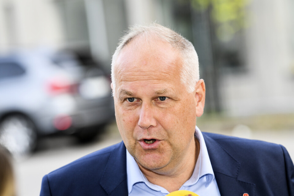 Jonas Sjöstedt (V) hotar att fälla regeringen på arbetsrätten. Arkivbild.