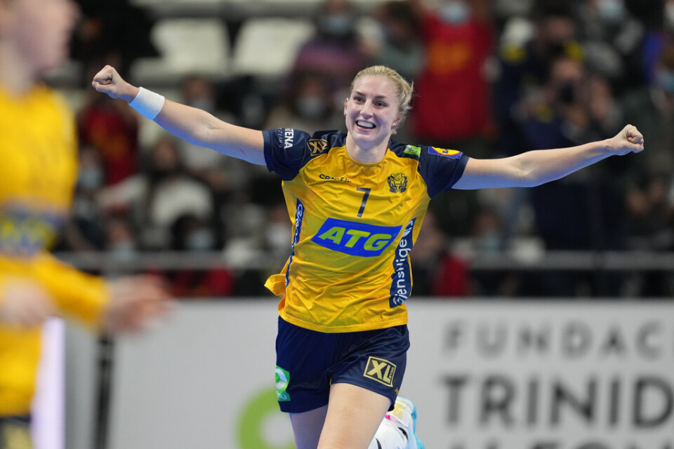Sveriges Linn Blohm jublar efter ett av sina mål mot Rumänien i handbolls-VM. Segern innebär att hoppet om kvartsfinal lever för svensk del.