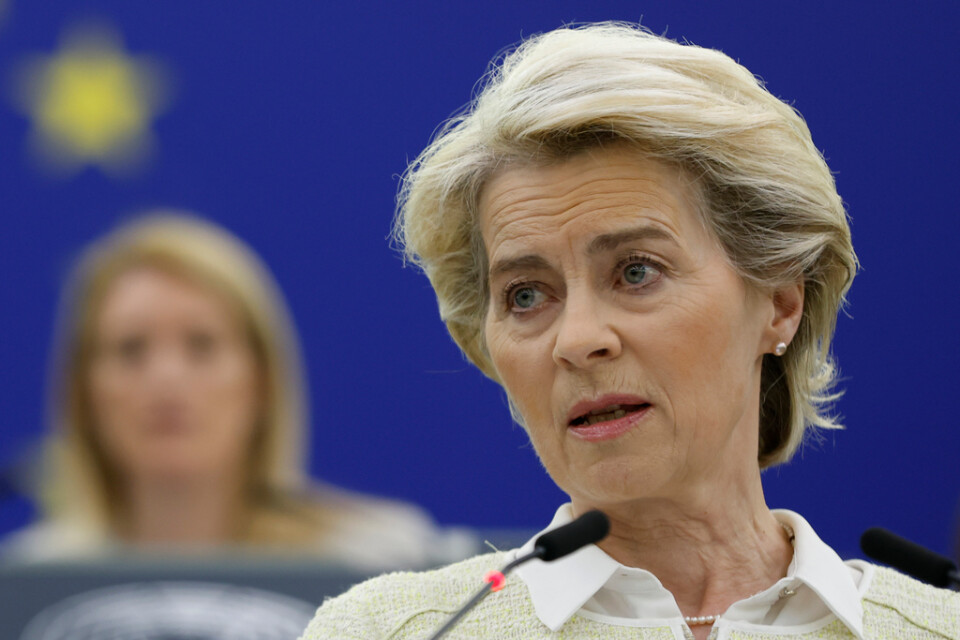 EU-kommissionens ordförande Ursula von der Leyen presenterar sitt förslag till ytterligare sanktioner kring Rysslands krig i Ukraina inför EU-parlamentet i Strasbourg – med talman Roberta Metsola i bakgrunden.