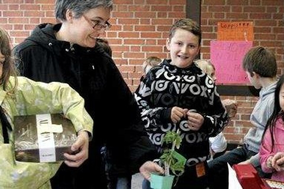 Sigrid Lindqvist blev lycklig vinnare av en chokladask och hennes mamma Git fyndade tomatplantor vid Vedhygge fritidshems insamlingsprojekt. Allt till förmån för skolan i San Rafael. Foto: Stefan Sandström