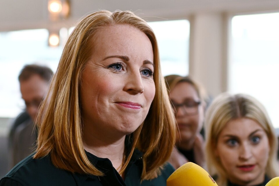 Centerpartiets partiledare Annie Lööf ler efter att ha fått igenom sin politik rörande strandskyddet och skogen.