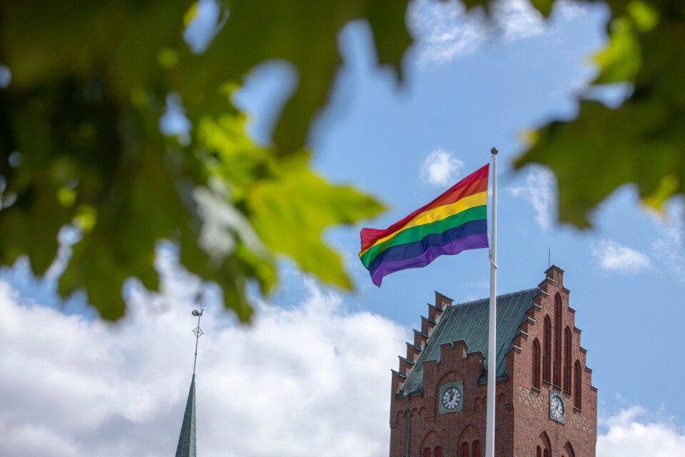 Prideflaggan vajade till ljudet av kyrkklockorna när Pridepromenaden började gå.