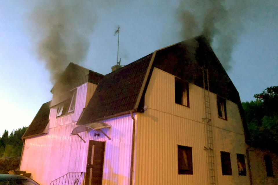 Branden kunde begränsas till källaren men hela huset rökfylldes och de boende evakuerades.