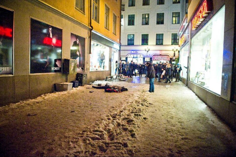 Sen eftermiddag den 11 december 2010. Svenska Dagbladets fotograf Magnus Hjalmarson Neideman har rusat ner från de intilligande redaktionslokalerna och tar den här bilden bara minuter efter att självmordsbombaren sprängt sig själv till döds.
