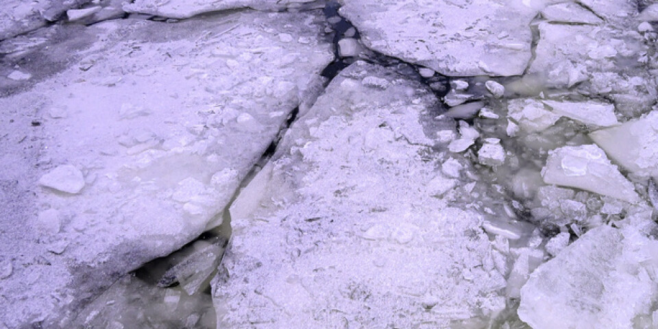 En person räddas ur en isvak efter en lång stund i det kalla vattnet. Arkivbild.