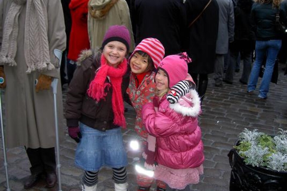 Kusinerna Alicia, Maia och Isabella Wahlberg på Stortorget vid julaftonsinblåset!