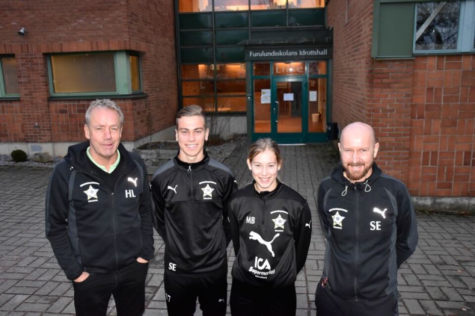 Elitfotbollseleverna Jakob Ottosson och Matilda Beike omges av instruktörerna Hans Larsson och Stefan Ekstrand.