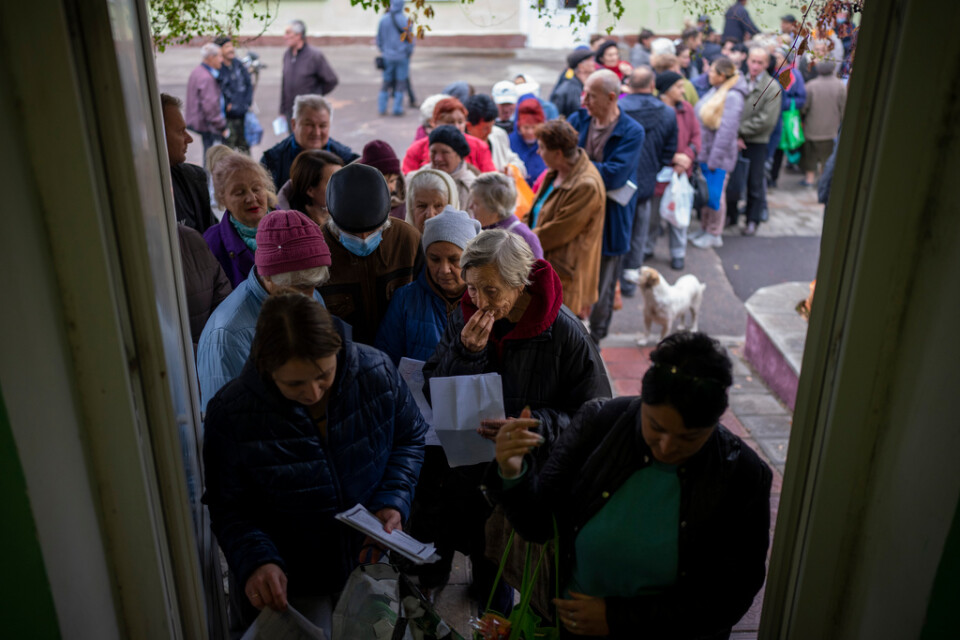 Människor i Mykolajiv köar för att hämta upp bröd. Bild från 25 oktober 2022.