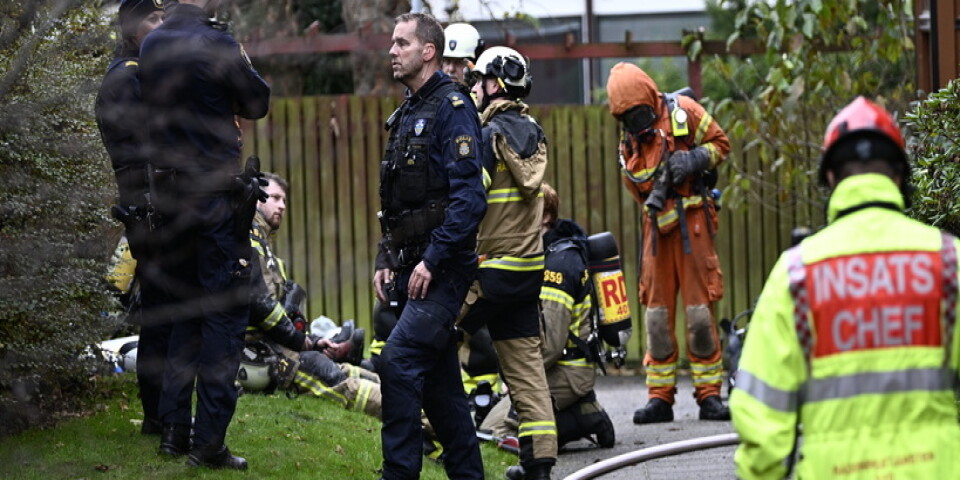 Räddningstjänsten och polisen på plats vid bostaden som brann kraftigt vid lunchtid på söndagen.