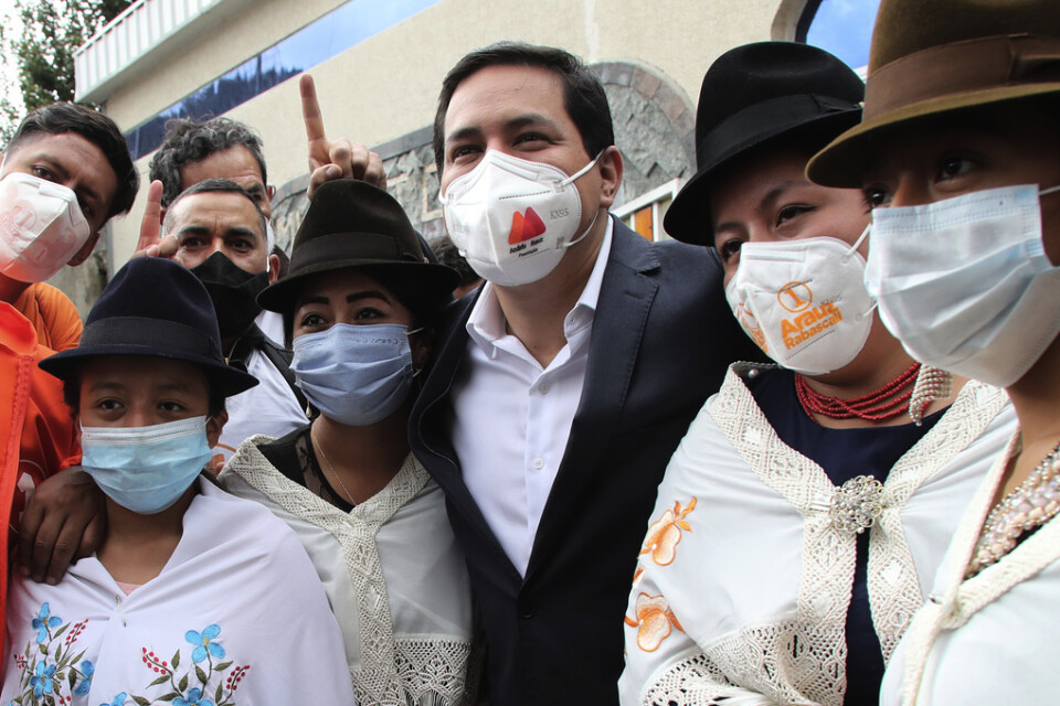 Vänsterkandidaten Andrés Arauz med urfolksledare under ett kampanjbesök i Ecuadors huvudstad Quito den 5 april.