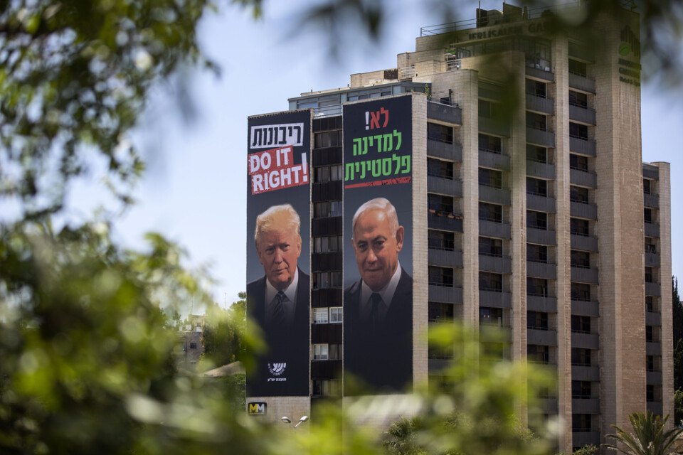 Reklamtavlor föreställande USA:s president Donald Trump och Israels premiärminister Benjamin Netanyahu i Jerusalem proklamerar "Nej till en palestinsk stat".