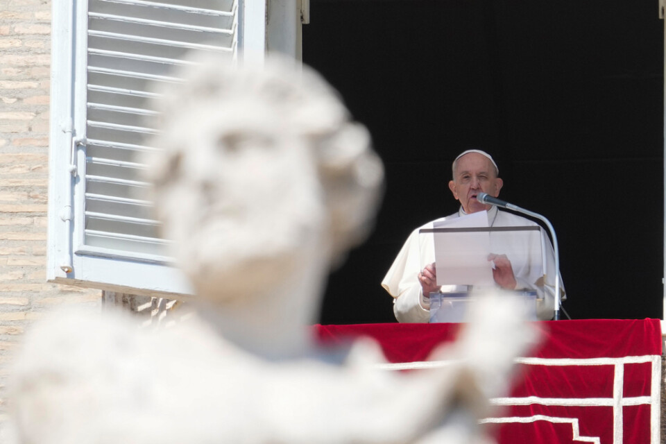 Påve Franciskus under sitt uttalande vid Petersplatsen under söndagen.
