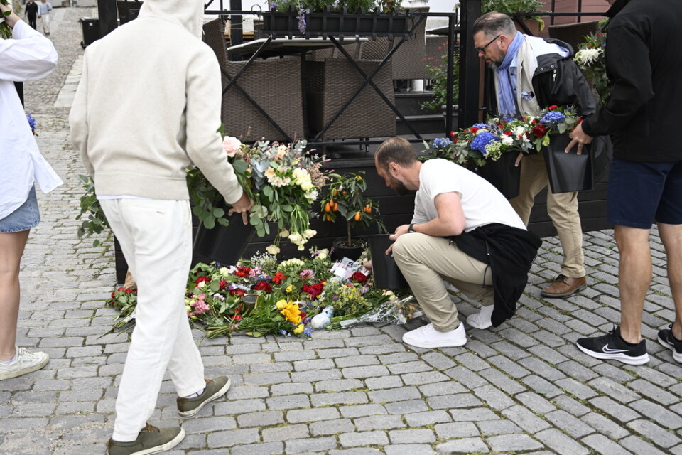 Människor lägger ned blommor vid Donners plats i Visby, där attacken på Ing-Marie Wieselgren skedde. Arkivbild.