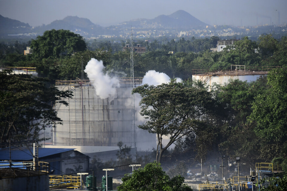 Rök stiger från LG Polymers anläggning i indiska Visakhapatnam vid gasläckan som inträffade i maj. Arkivbild.
