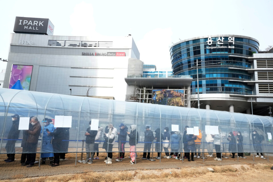 Människor står i kö för att testas för coronaviruset i Seoul, Sydkorea.