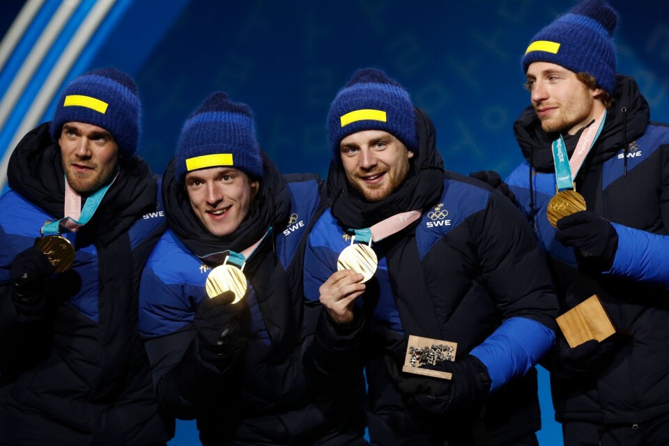 Svenska guldlaget Fredrik Lindström, Sebastian Samuelsson, Jesper Nelin och Peppe Femling firar på Sweden Arena efter segern i herrarnas skidskyttestafett 4x7,5km under vinter-OS i Pyeongchang, Sydkorea.