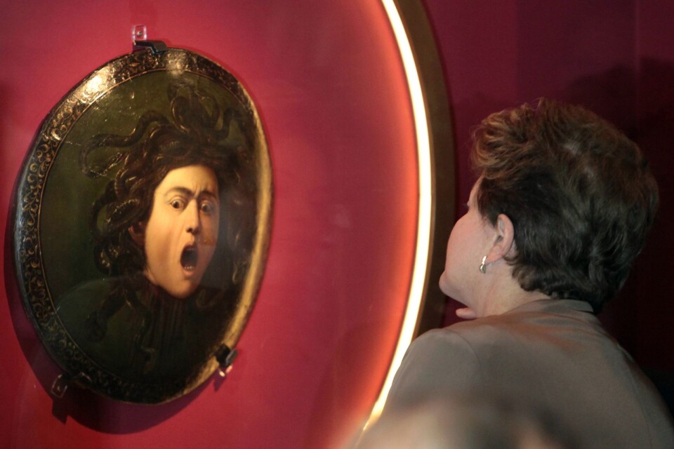 Brasiliens tidigare president Dilma Rousseff fotograferades 2012 framför Caravaggios berömda målning ”Medusa”. Ingen slump, menar Mary Beard i sin bok ”Kvinnor & makt”.