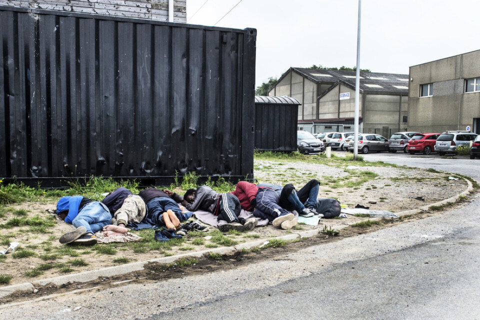Flyktingar sover under bar himmel i franska Calais. Enligt en ny rapport har antalet papperslösa i EU ökat sedan människor som anlände under flyktingvågen 2015 fått avslag på sina asylansökningar. Arkivbild.