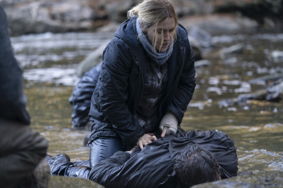 Den prövade kriminalkommissarien Mare (Kate Winslet) kämpar med ett obehagligt fall i "Mare of Easttown". Pressbild.