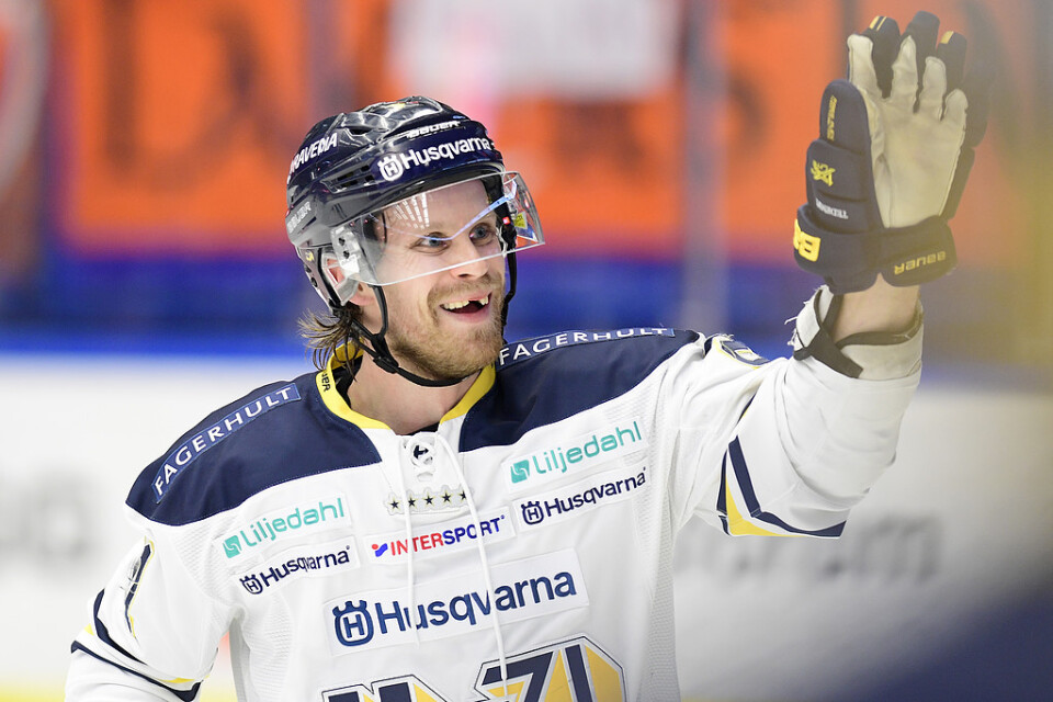 Mattias Tedenby vinkar hej då till HV71. Arkivbild.