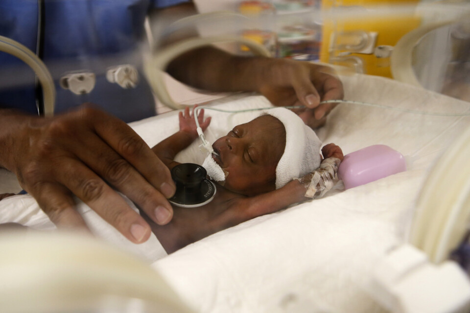Ett av de nio rekordbarnen i en kuvös på sjukhuset i Casablanca där de föddes i maj 2021.