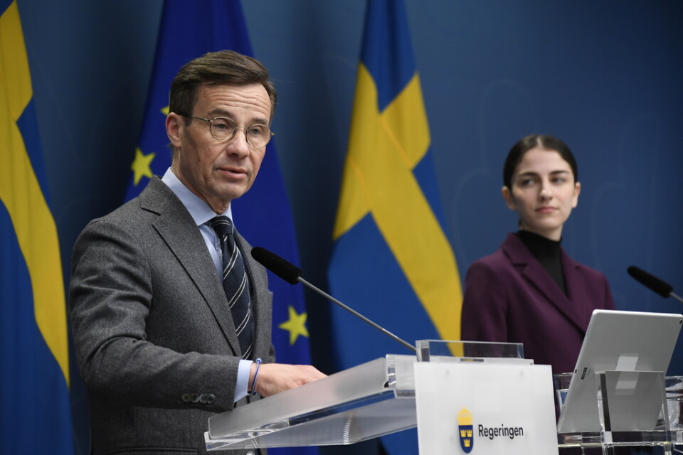Statsminister Ulf Kristersson (M) och miljö- och klimatminister Romina Pourmokhtari (L) under pressträff där förslag om ändrad kärnkraftslagstiftning presenteras.