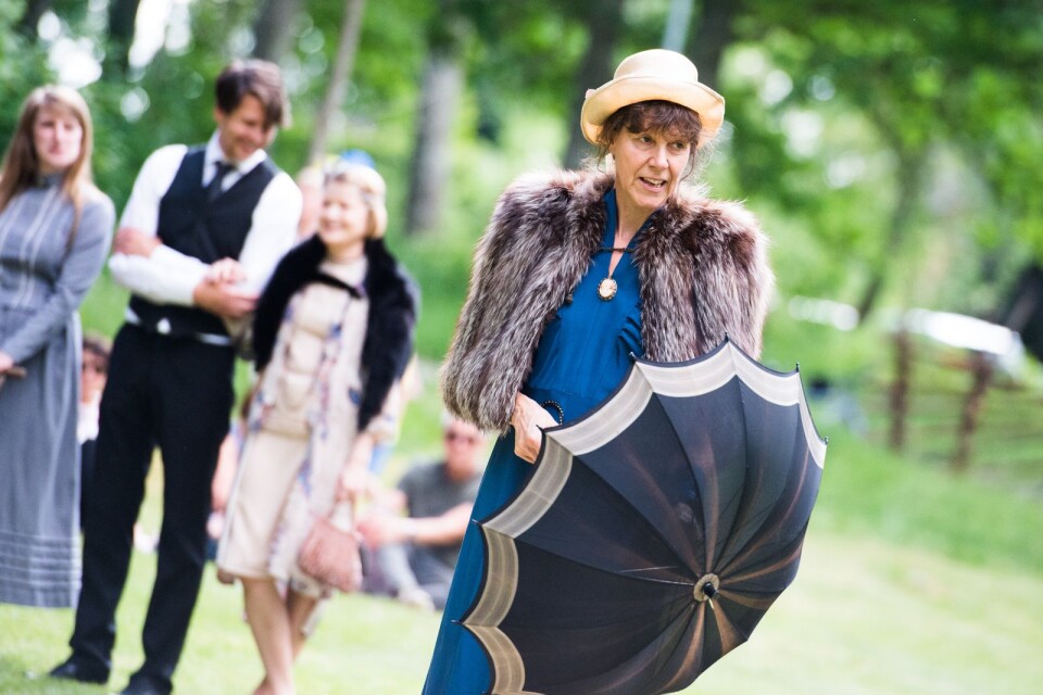 Långklänning från 1930-tal och cape, hatt och paraply.