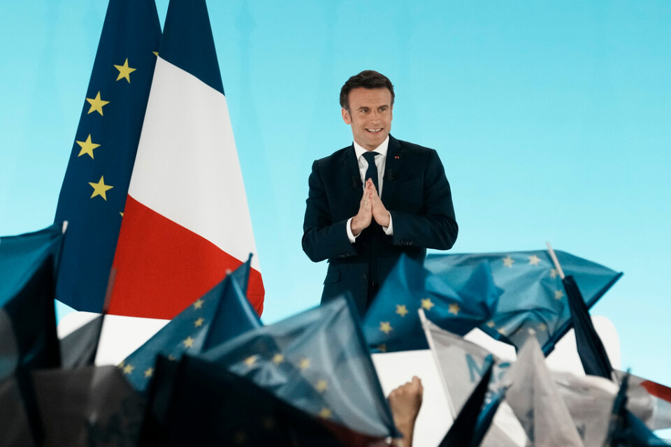 Emmanuel Macron tackar för stödet från sina anhängare efter första omgången i presidentvalet.