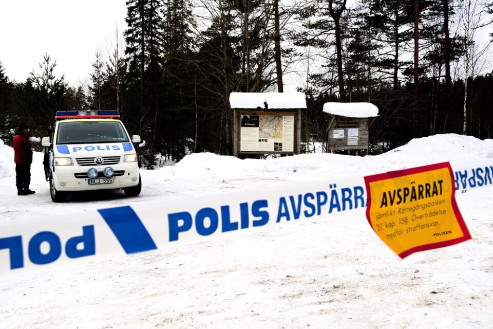 Polis på plats i ett naturområde utanför Örebro, efter det att kroppsdelar från en försvunnen kvinna hittats. Den misstänkte mannen tog senare sitt liv i häktet. Arkivbild.