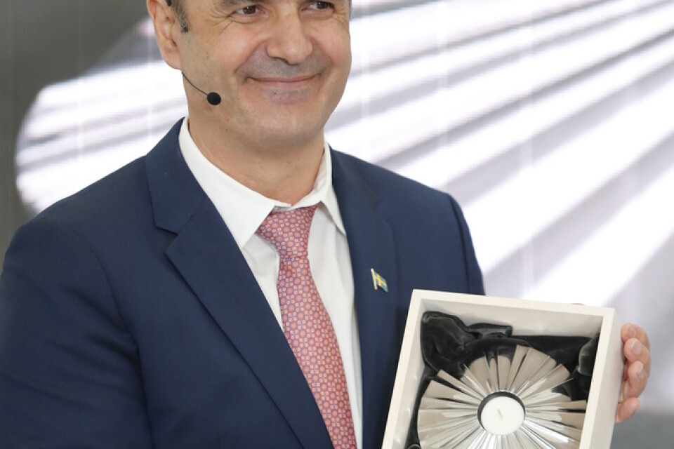Näringsminister Ibrahim Baylan (S) visar nöjt upp en ljuslyckta tillverkad i fossilfritt stål.
