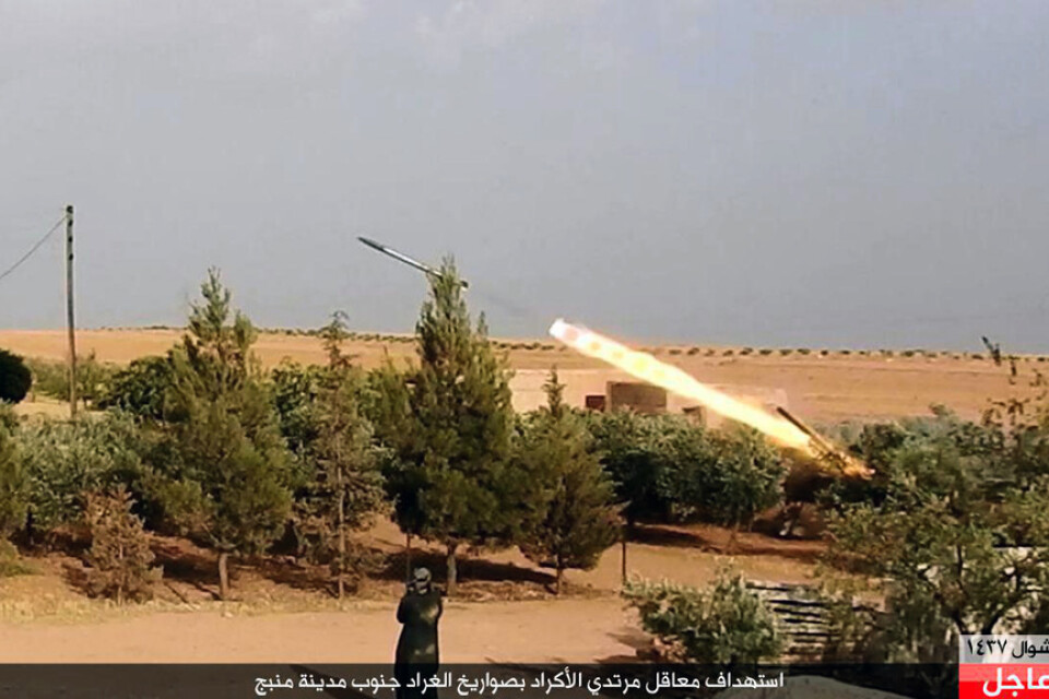 Raketer avfyras av IS. Den här bilden har några år på nacken och spreds av terrorgruppen i propagandasyfte.