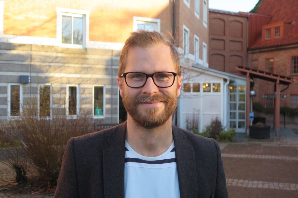 Markus Alexandersson (S) framhåller skolbibliotekens betydelse för att lära barnen att läsa.