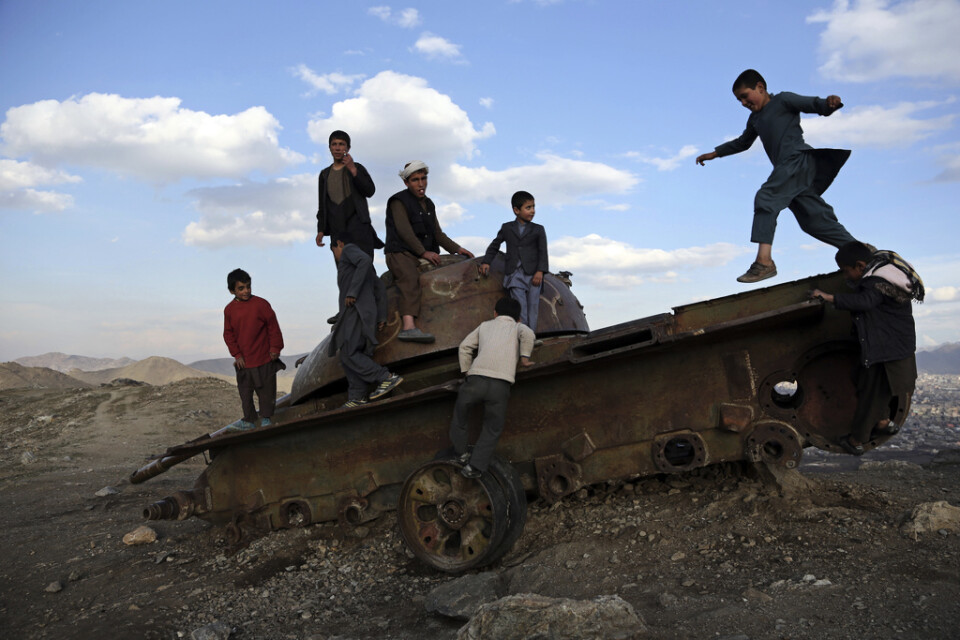 Barn drabbas alltmer av våldsamheter i Afghanistan. Här är en grupp pojkar på en gammal sovjetisk stridsvagn utanför Kabul. Arkivbild från mars 2018.