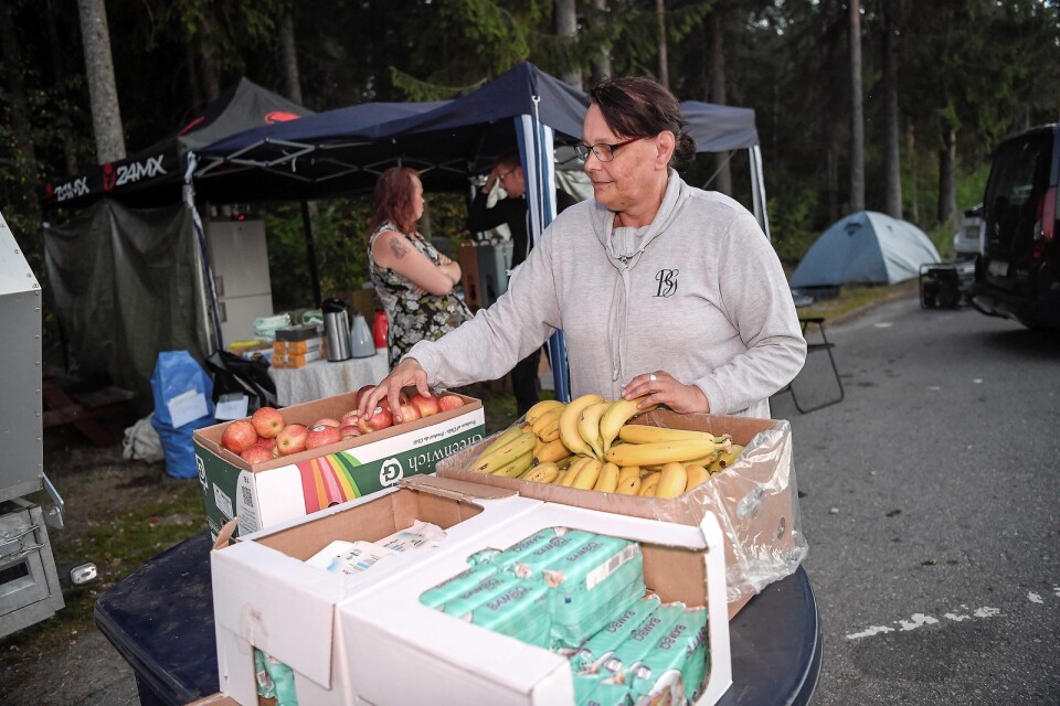 Volontär delar ut mat till hjälparbetare, Foto: TT