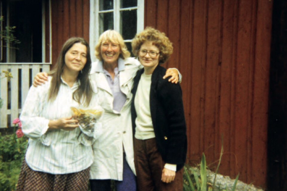 Lena Jönsson, som bor i Anna Rydstedts hus i Ventlinge med sin man Torbjörn Lodén, har skrivit ett kapitel med ett urval av foton ur gamla fotoalbum. På bilderna syns författarvänner som träffas på Öland. Här Birgitta Trotzig, Nina Södergren och Anna Rydstedt