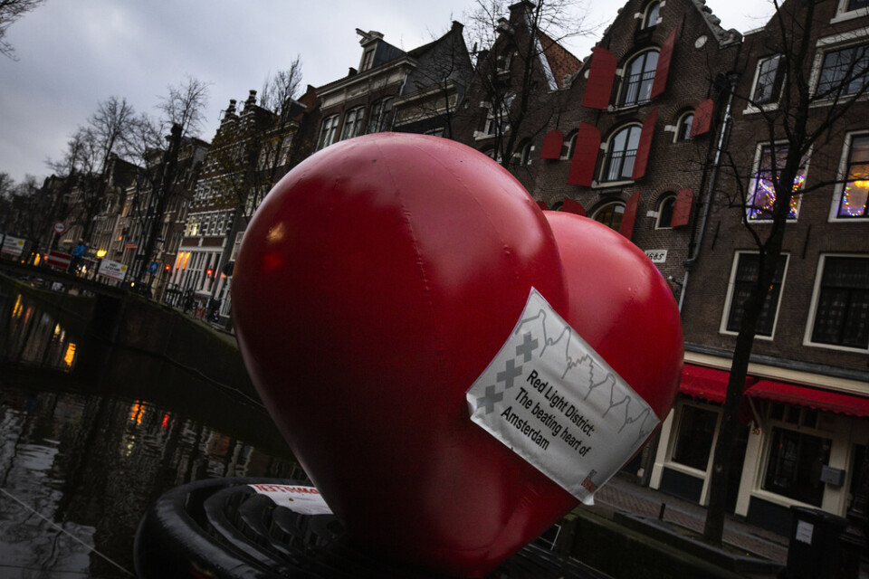 En hjärtformad ballong flyter i en kanal i Amsterdams red light district 2020.