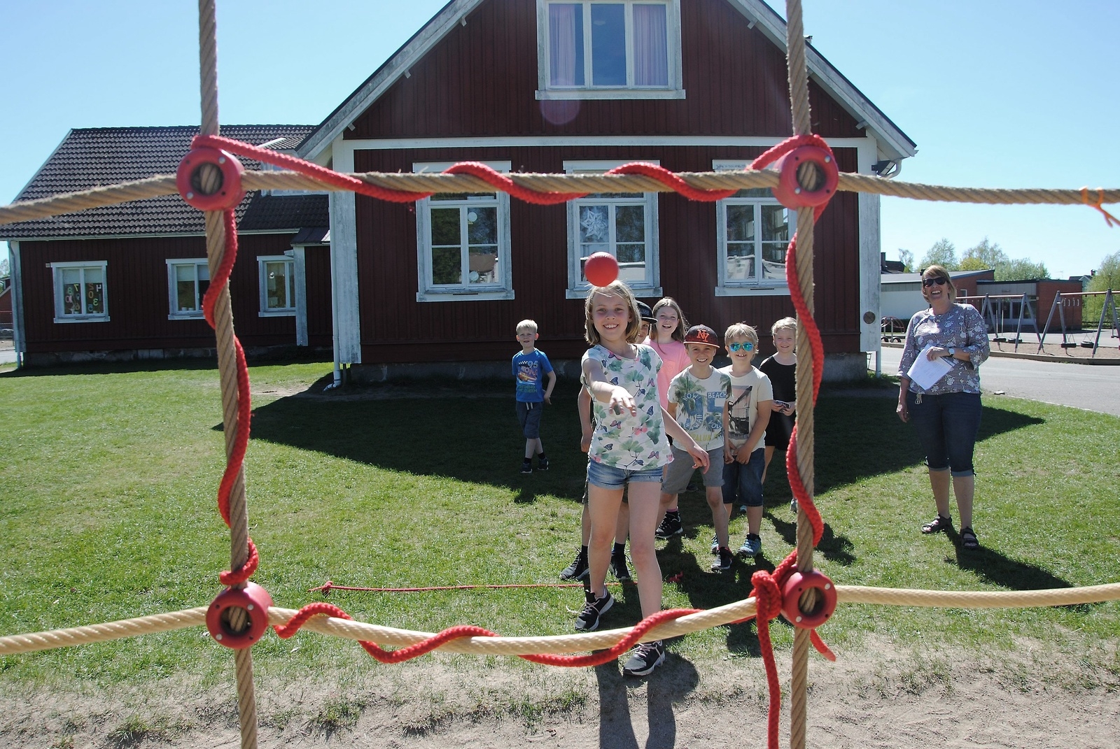 Fritidshemmens dag firades i hela Osby kommun. Här kastar Emma boll på Örkenedskolan.FOTO: PETER PAULSSON