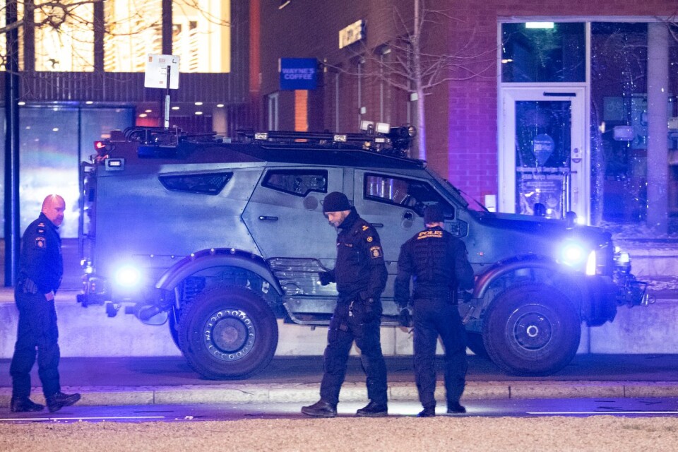 Polisens bombtekniker undersöker området utanför ett kafé vid Malmö Live efter en kraftig detonation.