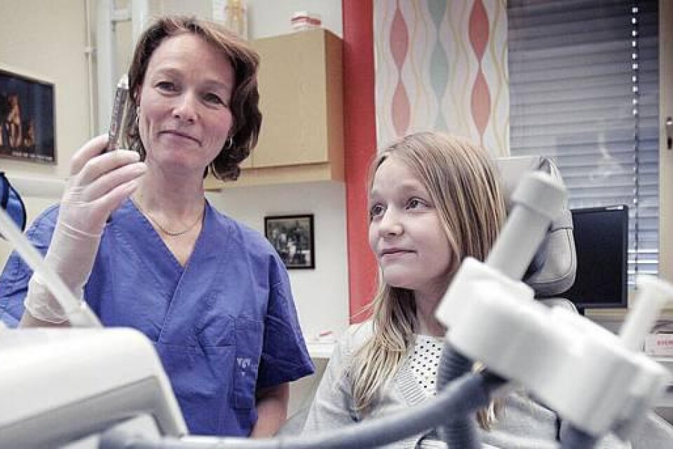 Inga hål i tänderna och 10-åriga Sofia Blixt har ingen ängslan inför tandläkarbesöket, utan ser mest intresserat på när tandläkare och projektassistent Anna Fjelddahl visar bedövningssprutan.