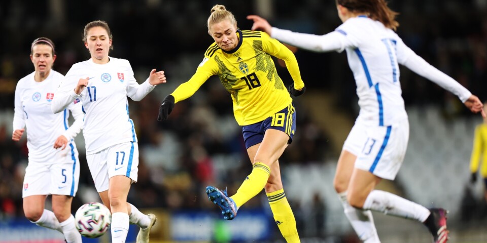 Kan tjejer spela fotboll? Bild: Sveriges Fridolina Rolfö gör  2-0 mål mot Slovakien i VM-kvalet 2021.
