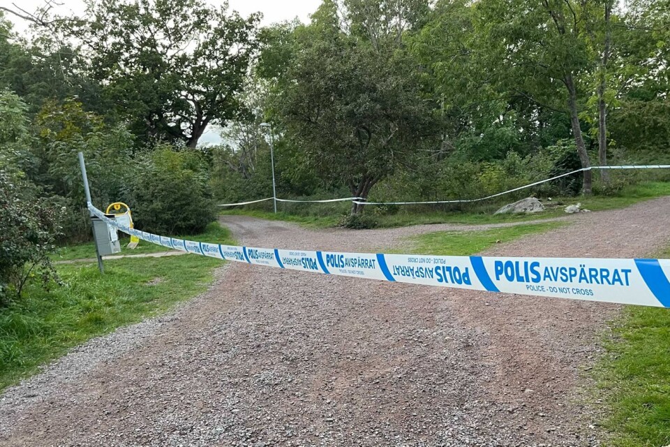 Förskoleområdet är avspärrat liksom gång- och cykelvägar runt om, i naturområdet på Skälby.